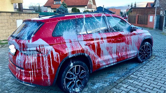 Auto prostjovsk opozin zastupitelky Hany Naiclerov nkdo v noci na ptek polil barvou.