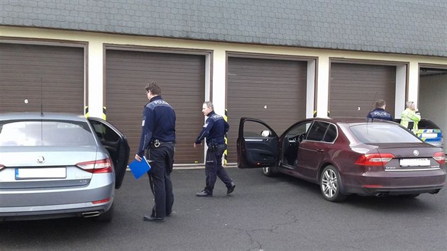 Policist na tech secch dlnic v Olomouckm kraji dohleli na idie z neoznaenho autobusu, ze kterho mohou na kameru mnohem lpe zachytit pestupky jako napklad pouvn telefonu za jzdy. Nahlen provinilce nsledn odchytvaly asistujc hldky.