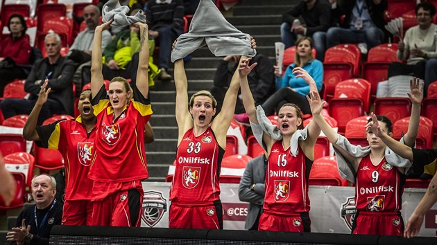 Krlovhradeck basketbalisty Isnelle Natabou, Petra Kulichov, Josipa Buraov, Andrea Klaudov a Michaela Matukov (zleva) oslavuj trefu.