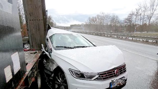 Za sjezdem od Bezhradu smrem na Hradec Krlov vrazil idi VW Passat do nvsu odstavenho kamionu (11. 3. 2019).