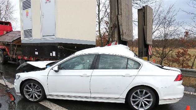 Za sjezdem od Bezhradu smrem na Hradec Krlov vrazil idi VW Passat do nvsu odstavenho kamionu (11. 3. 2019).