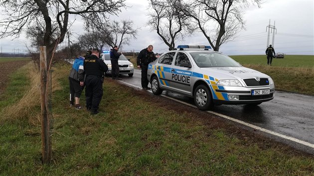 idi u Vlkova na Nchodsku vjel do pole, pak jet utkal ped polici (14. 3. 2019).