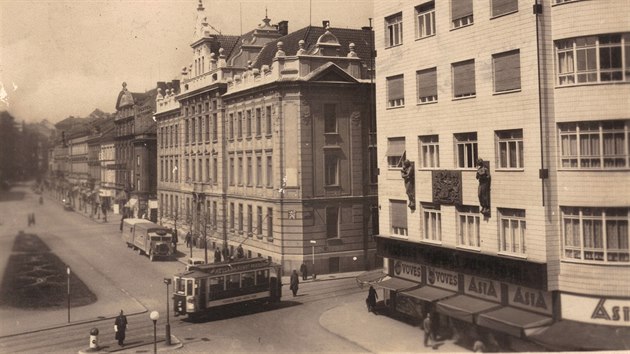 Strnk v kiovatce U Mrakodrapu ped 15. beznem 1939, kdy se jezdilo jet vlevo. Pravostrann provoz byl v Protektortu echy a Morava zaveden 17. bezna 1939.