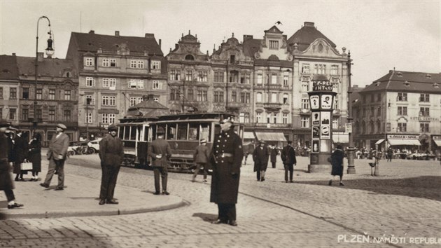 Okupace eskoslovenska 15. bezna 1939. Na snmku je policejn strnk ve slub na plzeskm nmst Republiky.