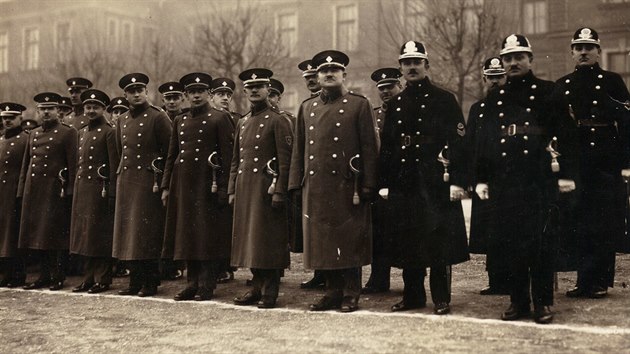 Policisté Policejního komisaství Cheb a etníci na spoleném nástupu. Tito...