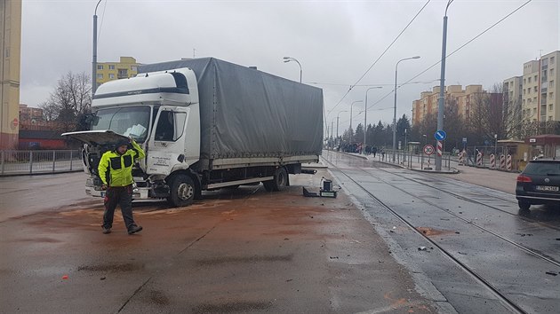 Provoz na tramvajov lince v Plzni byl kvli nehod tramvaje s nkladnm vozidlem peruen na tyicet minut. (15. 3. 2019)