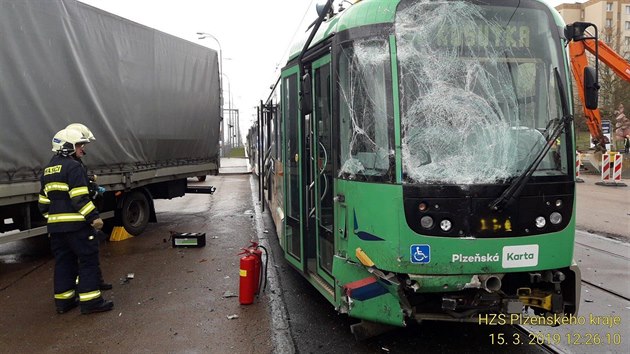 idi nkladnho vozidla pravdpodobn  pehldl ervenou na semaforu a srazil se s tramvaj. Nehoda se stala v Plzni.