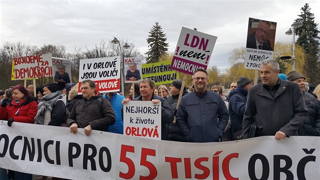 Asi stovka lid protestovala ped budovou Krajskho adu v Ostrav. Vad jim chystan zmny v orlovsk nemocnici. (13. 3. 2019)