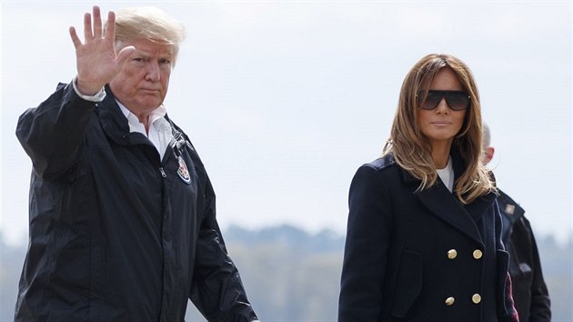 Prezident Donald Trump a jeho manelka Melania Trumpov po nvtv mst, kde torndo v Alabam zabilo 23 lid (8. bezna 2019).