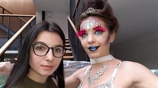 Kosmetička Bára Petráčková (vlevo), studentka Střední živnostenské školy... Kosmetička Bára Petráčková (vlevo), studentka Střední živnostenské školy...