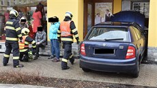 Řidička vjela s fabií do vchodu domu v Karlových Varech. Řidička vjela s fabií do vchodu domu v Karlových Varech.