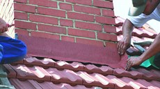 Zkontrolujte i oplechování všech průstupů střechy. Zkontrolujte i oplechování všech průstupů střechy.