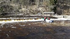 Na řece Otavě se v neděli dopoledne topil raftař, raft se snažili dostat na... Na řece Otavě se v neděli dopoledne topil raftař, raft se snažili dostat na...