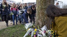 Památku obětí si připomínají i obyvatelé Utrechtu, kteří na místo střelby... Památku obětí si připomínají i obyvatelé Utrechtu, kteří na místo střelby...