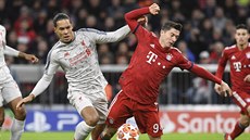 Robert Lewandowski z Bayernu padá po souboji s Virgilem van Dijkem z Liverpoolu.