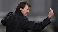 František Straka uděluje pokyny svým svěřencům během zápasu proti Dukle. František Straka uděluje pokyny svým svěřencům během zápasu proti Dukle.
