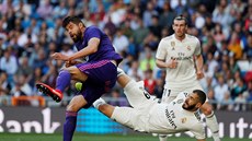 Útoník Realu Madrid Karim Benzema (vpravo) bojuje o balon Nestorem Araujoem z...