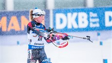 Markéta Davidová bojuje s těžkými podmínkami na střelnici během hromadného... Markéta Davidová bojuje s těžkými podmínkami na střelnici během hromadného...
