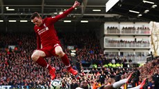 Andrew Robertson z Liverpoolu (vlevo) a Timothy Fosu-Mensah z Fulhamu v souboji...