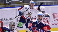 Jan Kloz (uprostřed) z Pardubic oslavuje gól, který vstřelil do branky... Jan Kloz (uprostřed) z Pardubic oslavuje gól, který vstřelil do branky...