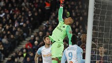 Brankář Paris St. Germain Alphonse Areola se natahuje po balonu během zápasu... Brankář Paris St. Germain Alphonse Areola se natahuje po balonu během zápasu...