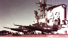 Dvojice TBM-3R na letadlové lodi USS Coral Sea. Vzadu je stíhaka F9F Panther.