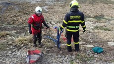 Hasiči zachraňovali z bahna geodetku. Hasiči zachraňovali z bahna geodetku.