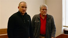 Kurýr Tomkiewicz (vlevo) před soudem ve společnosti tlumočníka do Polštiny Kurýr Tomkiewicz (vlevo) před soudem ve společnosti tlumočníka do Polštiny