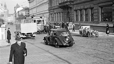 Levostranný provoz na pražském nábřeží u kavárny Slavia (1938) Levostranný provoz na pražském nábřeží u kavárny Slavia (1938)
