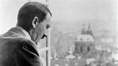 Legendární snímek  Adolf Hitler si prohlíí pokoenou Prahu z oken Hradu.