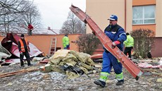 Úklid střechy stržené větrem z budovy finančního úřadu v Ostrově. Úklid střechy stržené větrem z budovy finančního úřadu v Ostrově.