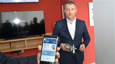 Dopravní podnik Ostrava nabízí novou mobilní aplikaci mojeDPO, v pozadí ředitel... Dopravní podnik Ostrava nabízí novou mobilní aplikaci mojeDPO, v pozadí ředitel...