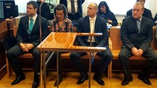 Čtyři ze šesti obžalovaných z obchodování s drogami před Krajským soudem v... Čtyři ze šesti obžalovaných z obchodování s drogami před Krajským soudem v...