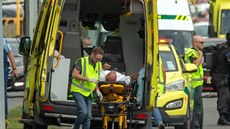 Záchranái odváejí jednoho ze zranných po stelb v novozélandském...