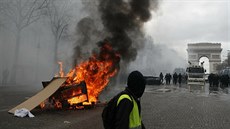 Příznivci hnutí žlutých vest znovu demolovali nejen třídu Champs-Élysées, ale i... Příznivci hnutí žlutých vest znovu demolovali nejen třídu Champs-Élysées, ale i...