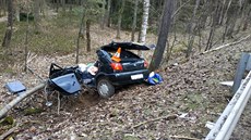 Řidička vyjela s Fordem Fiesta do lesa. Její spolujezdec zemřel na místě, žena... Řidička vyjela s Fordem Fiesta do lesa. Její spolujezdec zemřel na místě, žena...