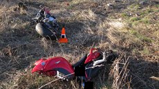 Náraz do pařezů byl tak silný, že se motocykl rozpadl na několik částí. Náraz do pařezů byl tak silný, že se motocykl rozpadl na několik částí.