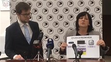 Poslanci Pirátů Jakub Michálek a Lenka Kozlová představili návrhy změn... Poslanci Pirátů Jakub Michálek a Lenka Kozlová představili návrhy změn...