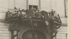 Adolf Hitler shlíí z balkonu radnice pi své návtv Brna. (17. bezna 1939)