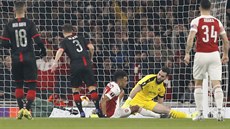 Český brankář Tomáš Koubek z Rennes inkasuje gól od Pierre-Emericka Aubameyanga... Český brankář Tomáš Koubek z Rennes inkasuje gól od Pierre-Emericka Aubameyanga...
