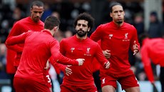 Mohamed Salah a Virgil van Dijk (vpravo) z Liverpoolu se rozcviují ped...