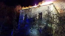 Silný vítr komplikoval hašení požáru hájovny v Přelouči. Silný vítr komplikoval hašení požáru hájovny v Přelouči.