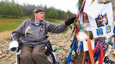 Jan Dušek na jednom z ikonických poutních míst svatojakubské cesty, u návrší,... Jan Dušek na jednom z ikonických poutních míst svatojakubské cesty, u návrší,...