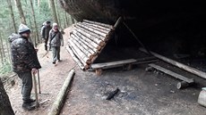 Přístřešek objevený v národním parku České Švýcarsko strážci přírody rozebrali... Přístřešek objevený v národním parku České Švýcarsko strážci přírody rozebrali...