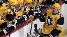 Jevgenij Malkin slaví se spoluhráči z Pittsburghu, právě zaznamenal svůj 1 000.... Jevgenij Malkin slaví se spoluhráči z Pittsburghu, právě zaznamenal svůj 1 000....
