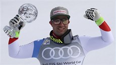 Beat Feuz s trofejí pro vítěze Světového poháru ve sjezdu. Beat Feuz s trofejí pro vítěze Světového poháru ve sjezdu.