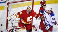 Lias Andersson z New York Rangers sleduje zákrok brankáře Calgary Davida... Lias Andersson z New York Rangers sleduje zákrok brankáře Calgary Davida...