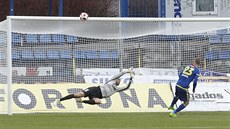 Ondřej Machuča z Jihlavy sleduje, kde skončí míč, po kterém se vrhá brankář... Ondřej Machuča z Jihlavy sleduje, kde skončí míč, po kterém se vrhá brankář...
