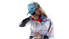 Mikaela Shiffrinová zisk trofeje za celkové vítzství ve Svtovém poháru v...