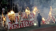 Pálení vlajky při souboji řeckých arcirivalů Panathinaikosu a Olympiakosu. Pálení vlajky při souboji řeckých arcirivalů Panathinaikosu a Olympiakosu.